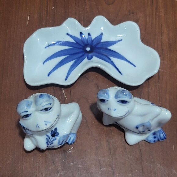 Vintage Lounging Frog Couple Blue White Floral Salt Pepper Shaker Set - Picture 5 of 12